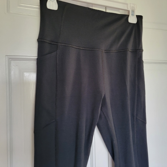 Victoria Secret On Point Flow Black Leggings Size 2 - Picture 2 of 7